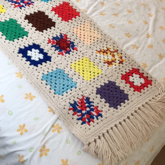 Granny Square crochet throw blanket cream yarn colorful handmade. Tassels green - Picture 7 of 16